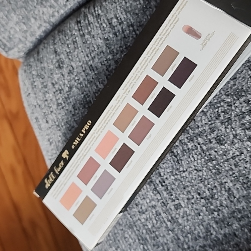 New Doll Face neutral Eye Shadow Palette - Picture 11 of 15